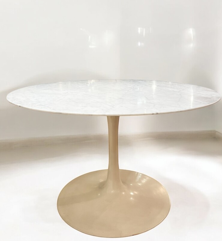 F 373 YO round tulip marble table by Arkana, 1970’s