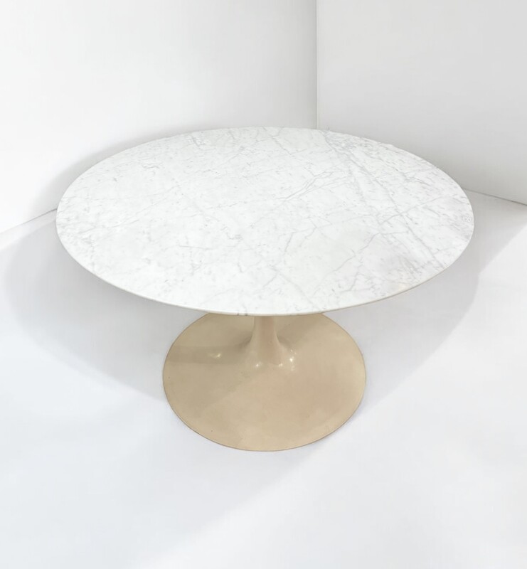 F 373 YO round tulip marble table by Arkana, 1970’s