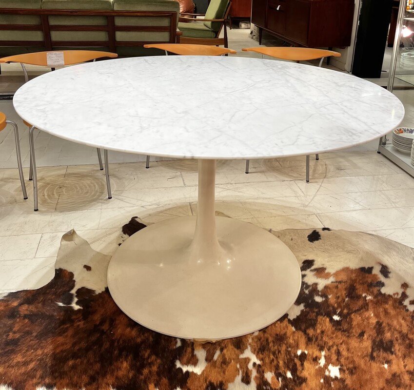 F 373 YO round tulip marble table by Arkana, 1970’s