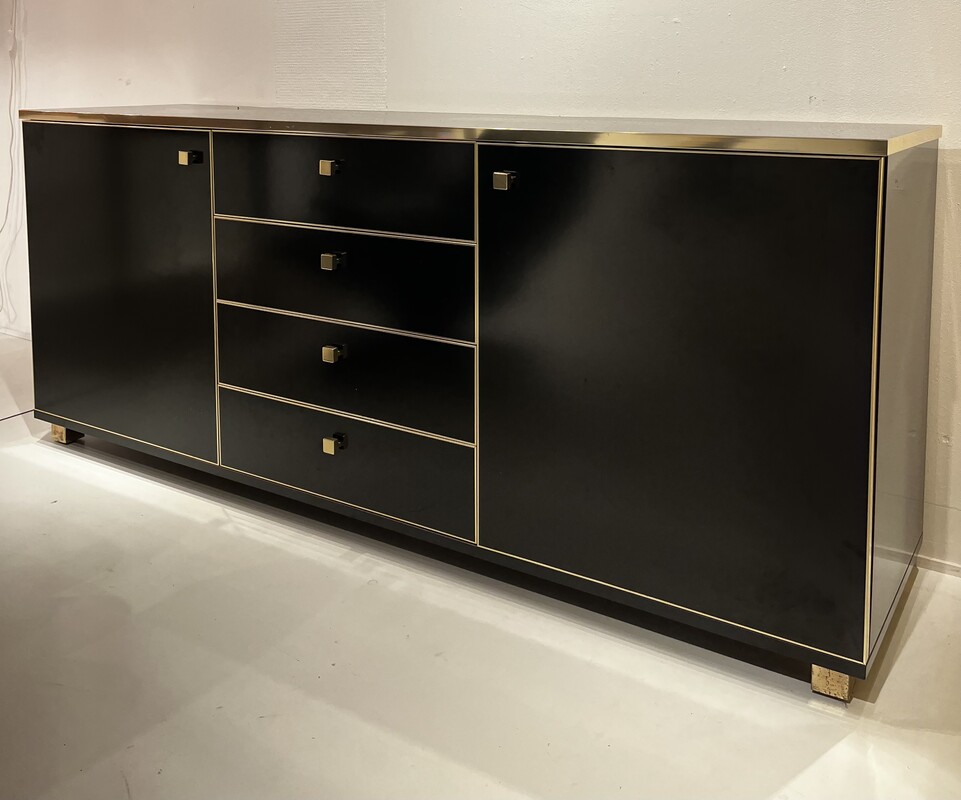 F 377 AV lacquered black sideboard with brass details, Dalvera Italy, 1970’s