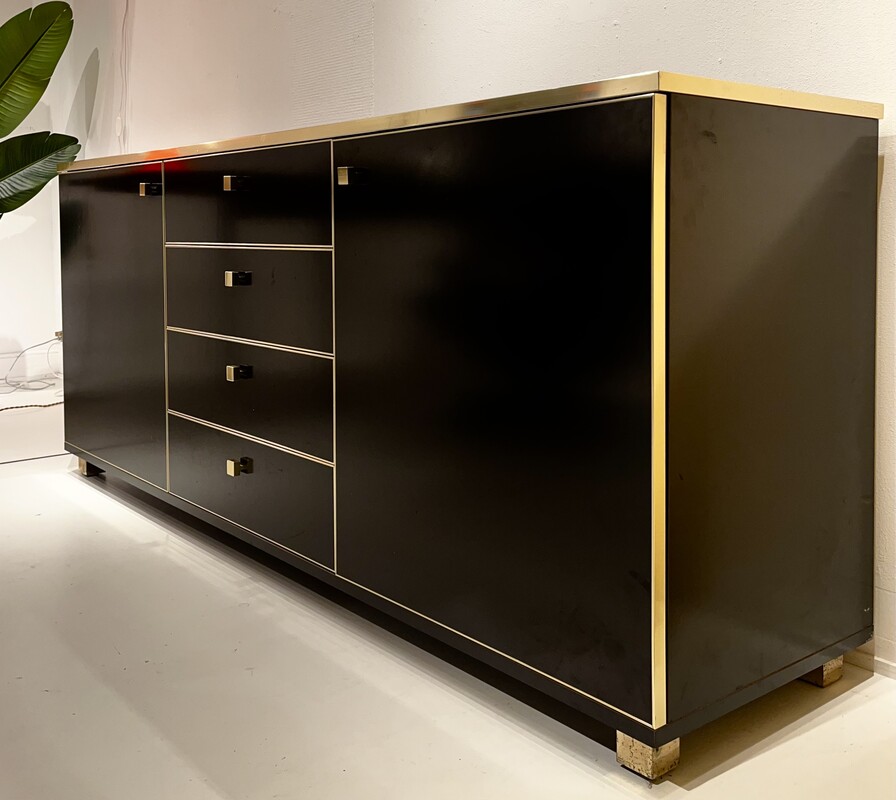 F 377 AV lacquered black sideboard with brass details, Dalvera Italy, 1970’s