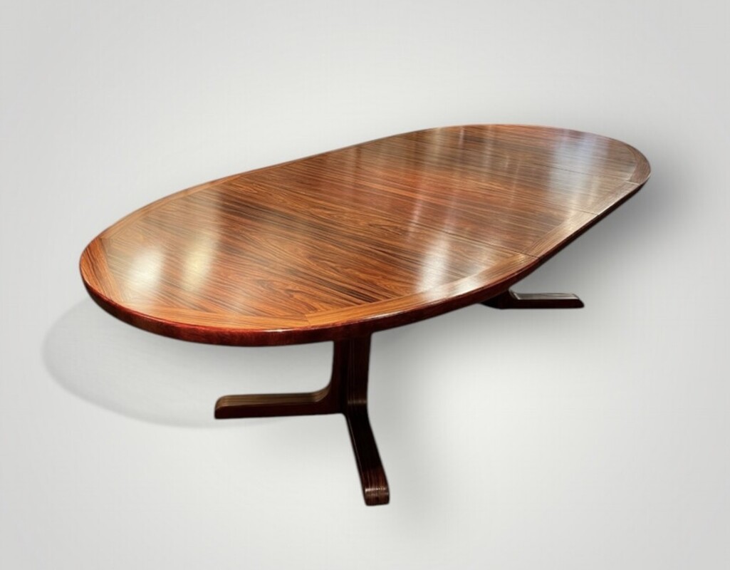 F 384 AS Ovale extendable rosewood dining table ca 1960/1970