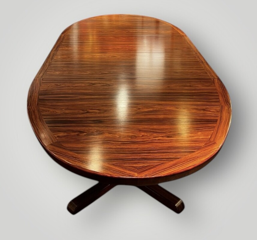 F 384 AS Ovale extendable rosewood dining table ca 1960/1970