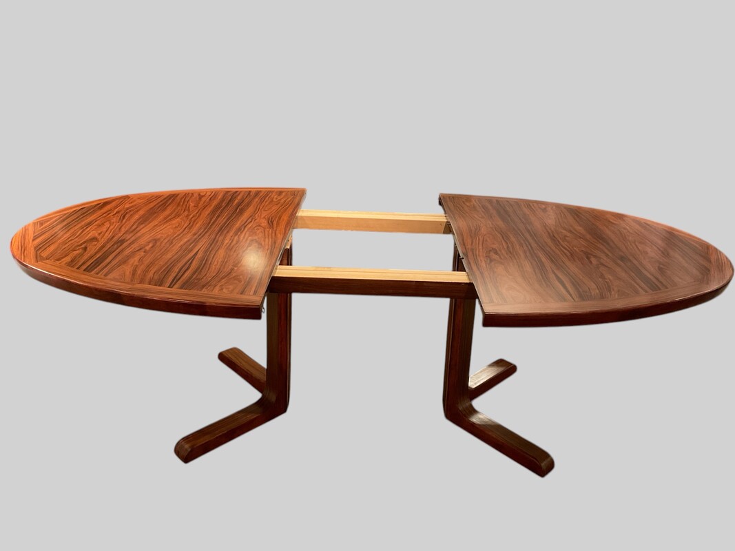 F 384 AS Ovale extendable rosewood dining table ca 1960/1970