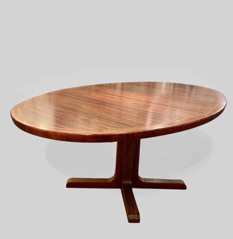 F 384 AS Ovale extendable rosewood dining table ca 1960/1970