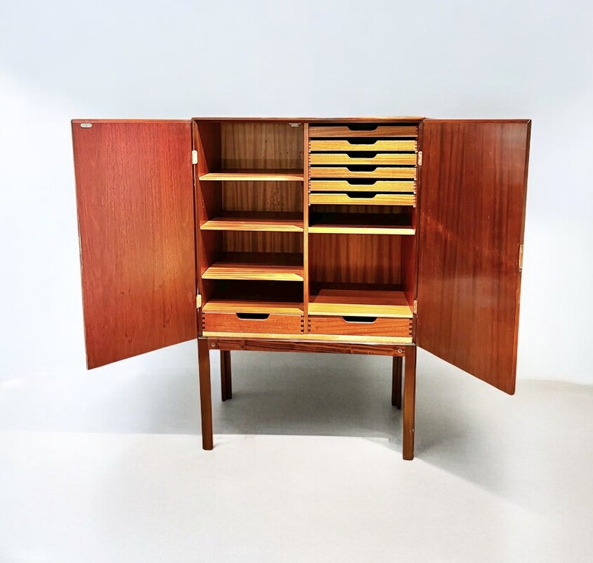 F 389 YD scandinavian cabinet attributed to Ole Wanscher 