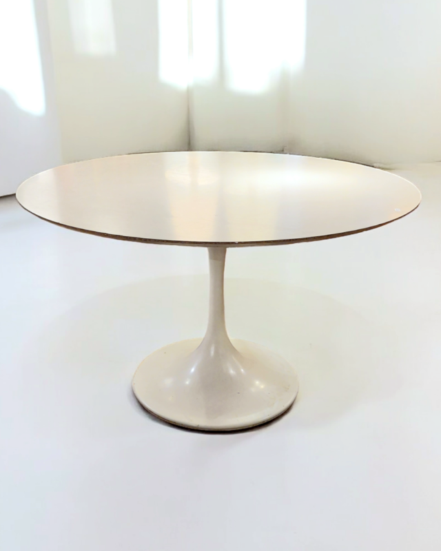 F 391 JC Formica tulip shaped dining table by Arkana 1970s