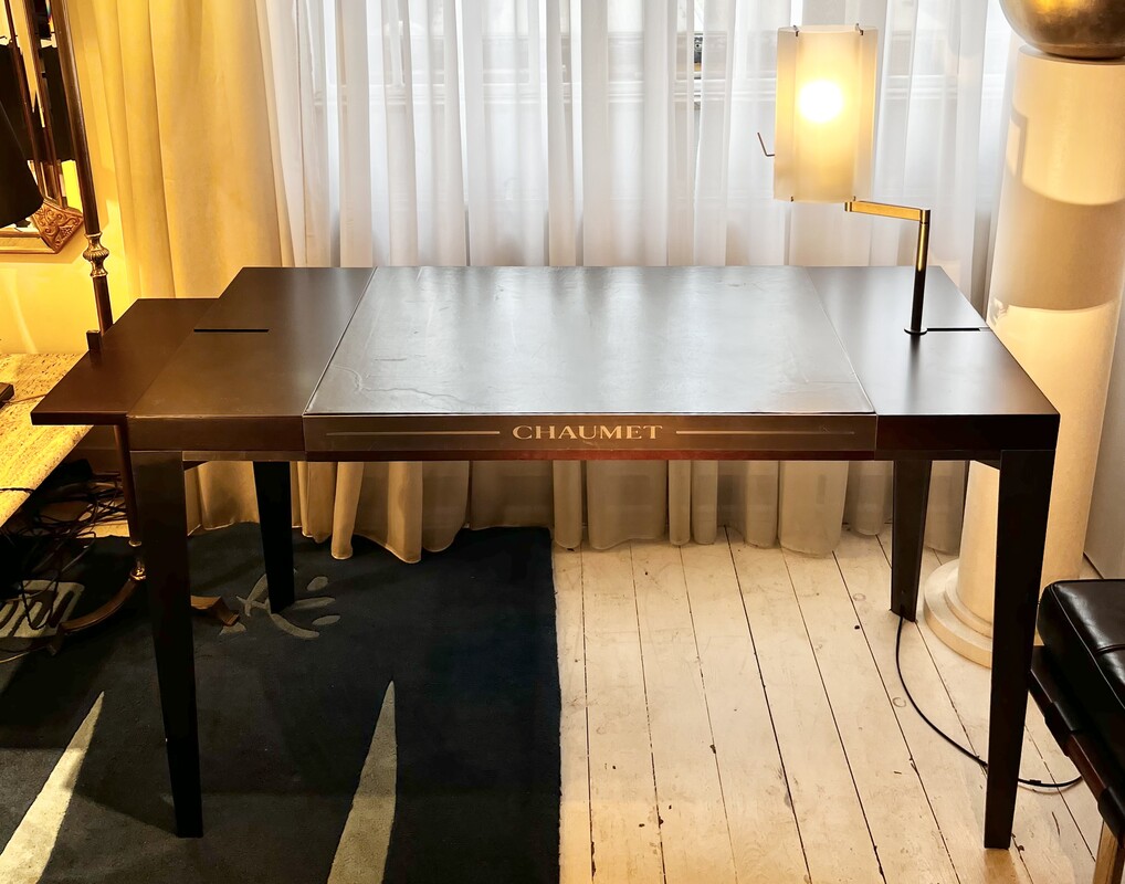 F 402 YD Chaumet jewelry table 