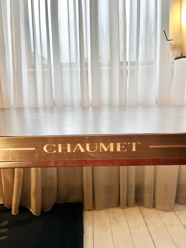 F 402 YD Chaumet jewelry table 