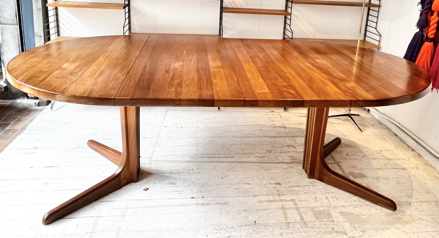 F 690 SC round - ovale extendable teak dining table, 1970’s