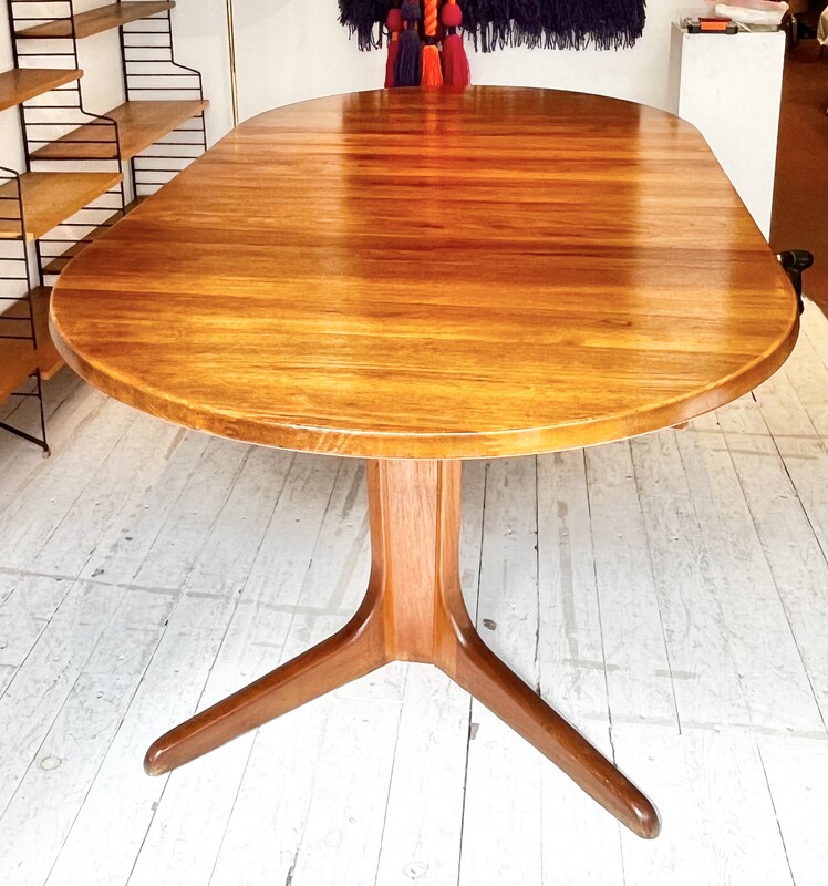 F 690 SC round - ovale extendable teak dining table, 1970’s