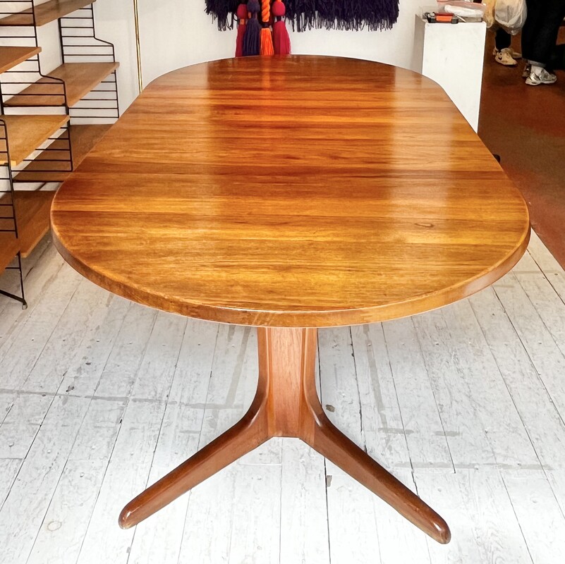 F 690 SC round - ovale extendable teak dining table, 1970’s