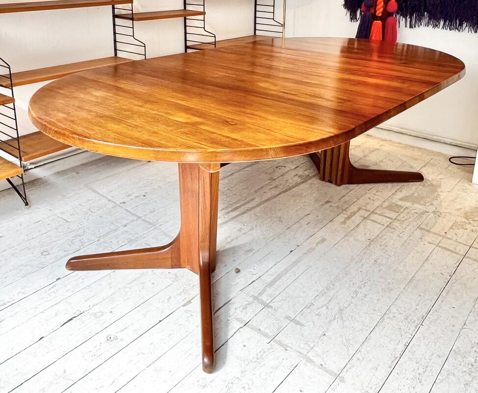 F 690 SC round - ovale extendable teak dining table, 1970’s