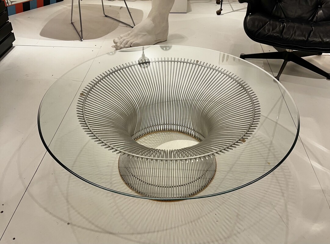 F 702 AV round coffee table by Warren Platner for Knoll