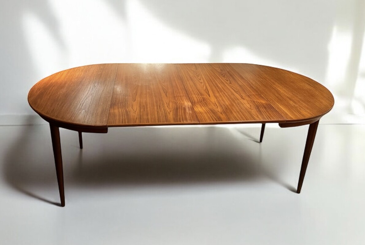 F 719 JD/RC extendable teak round - ovale dining table by SKOVMAND ANDERSEN, Denmark 