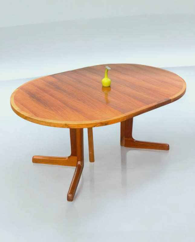 F 724 JC Extra large extendable scandinavian dining table 1970s