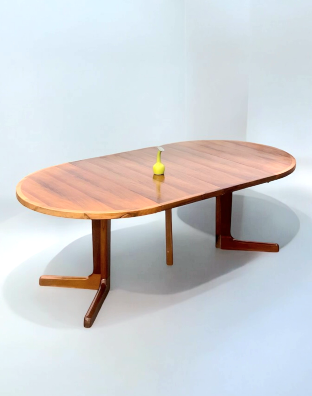 F 724 JC Extra large extendable scandinavian dining table 1970s