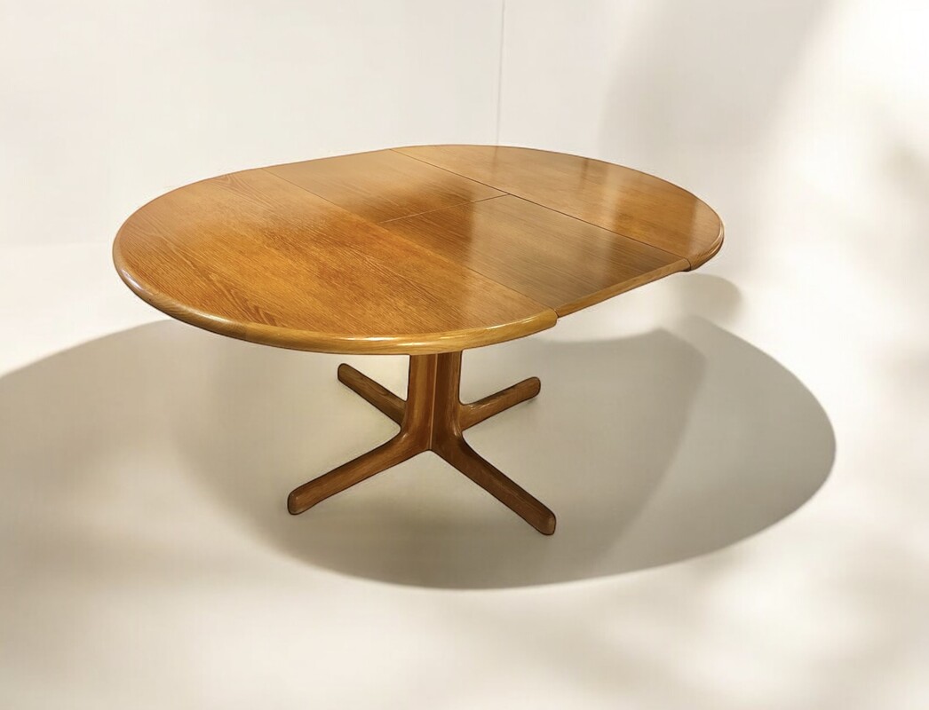 F 724 RD extendable oak round/ovale dining table 