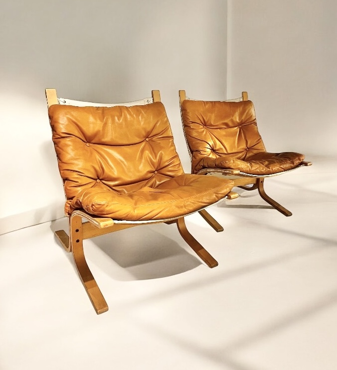 S 231 TH pair of leather and wood seats by Ingmar Relling 