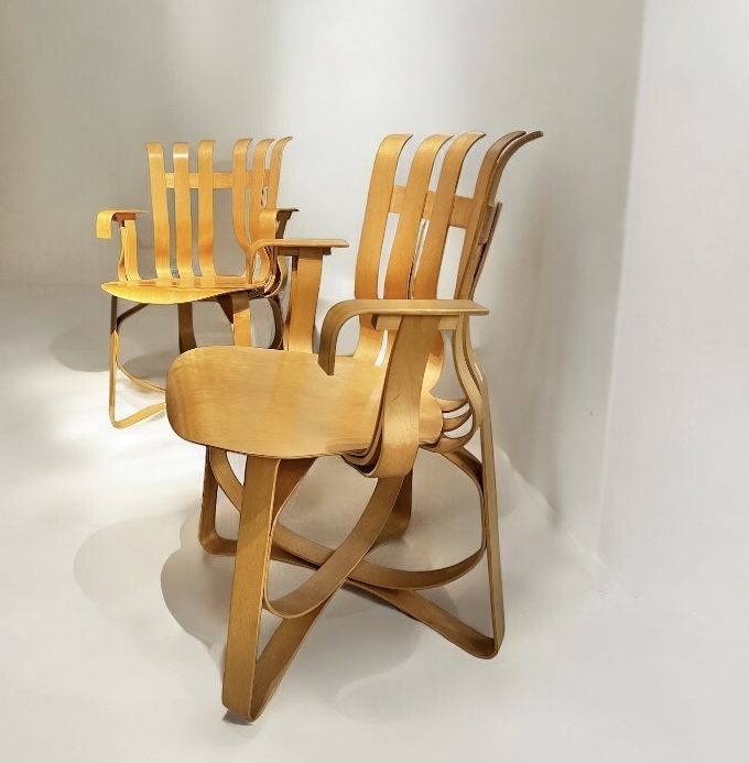 S 232 TH pair of « Hat Trick » plywood  armchairs by Frank Gehry, Knoll edition