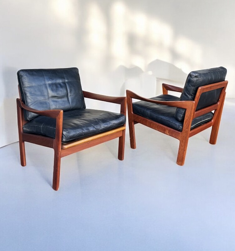 S 238 SC Pair of black leather and teak armchairs by Illum Wikkelso