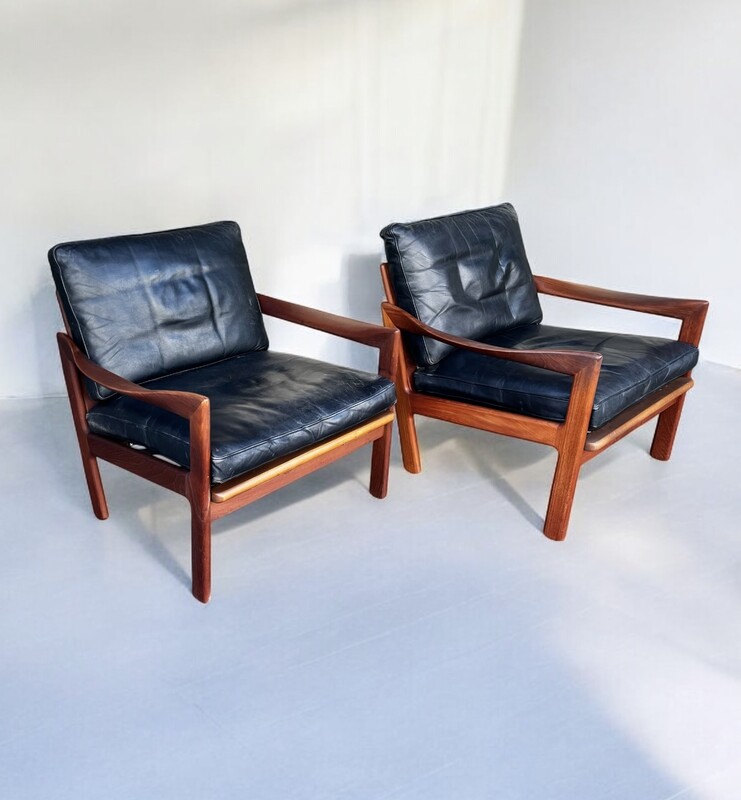 S 238 SC Pair of black leather and teak armchairs by Illum Wikkelso