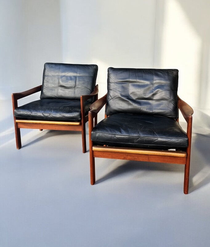 S 238 SC Pair of black leather and teak armchairs by Illum Wikkelso